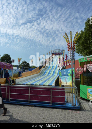 Photographie du toboggan géant (Riesenrutsche) au Cannstatter Volksfest à Stuttgart, Allemagne, 2011. Banque D'Images