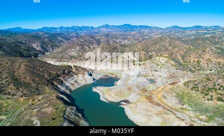 Oiseau de l'antenne de Kalavasos barrage en enrochements, Larnaca, Chypre. Le Vasilikos rivière se jetant vers le réservoir et les collines autour de l'eau fr Banque D'Images