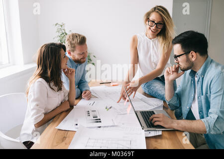 Groupe d'architectes et designers de travailler et de collaborer sur le projet Banque D'Images