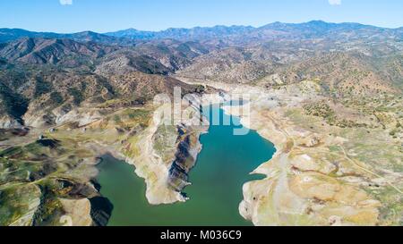 Oiseau de l'antenne de Kalavasos barrage en enrochements, Larnaca, Chypre. Le Vasilikos rivière se jetant vers le réservoir et les collines autour de l'eau fr Banque D'Images