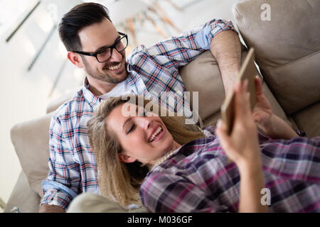 À l'aide d'amis ou couple détendue tablet ensemble à la boutique en ligne Banque D'Images