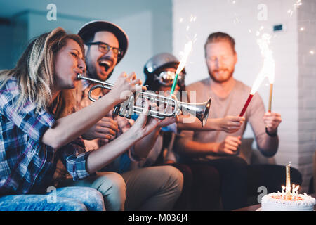 Jeune Groupe de happy friends celebrating birthday Banque D'Images