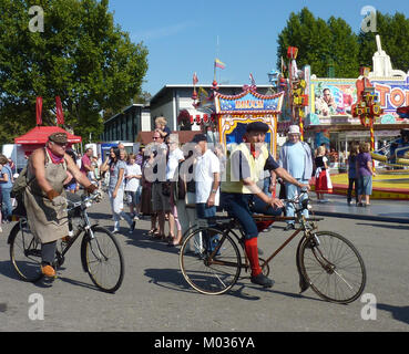 Le Cannstatter Volksfest est un grand festival folklorique organisé chaque année à Stuttgart, en Allemagne. En 2011, il a présenté une variété d'événements culturels, de nourriture et de divertissement, attirant des milliers de visiteurs. Banque D'Images