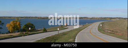 Le lac Boarded Oak, vu du barrage, offre une perspective historique du développement du lac et de son rôle dans l'écosystème environnant. Cette image du début du XXe siècle illustre l'immensité du lac et l'infrastructure construite pour gérer ses eaux. Banque D'Images