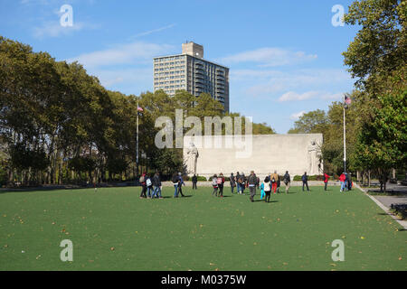 Cadman Plaza Park avec Brooklyn War Memorial - Brooklyn, NY - DSC07567 Banque D'Images