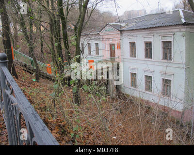 Cette photographie capture divers bâtiments de Smolensk, une ville historique de Russie, mettant en valeur son architecture et son développement urbain. Smolensk est connue pour sa riche histoire et son patrimoine culturel. Banque D'Images
