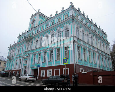 Les bâtiments de Smolensk, en Russie, sont représentés sur cette photographie prise le 8 novembre 2013. L'image capture la diversité architecturale de la ville, mettant en valeur à la fois des structures historiques et des bâtiments modernes. Banque D'Images
