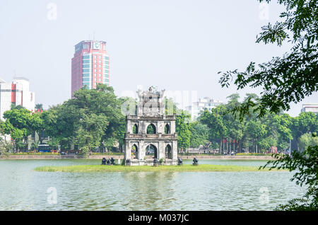 Hanoi, Vietnam - Novembre 2,2017 : Turtle Tower ou tour de la tortue qui se trouve au centre du lac Hoan Kiem. Banque D'Images