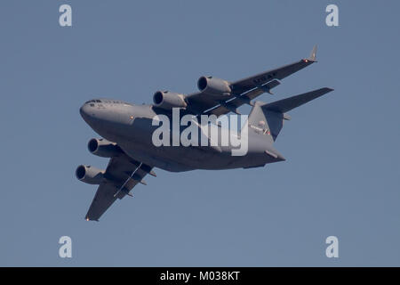 Un C-17 Globemaster III décolle de la base aérienne de Tyndall, mettant en valeur les capacités de l'avion en transport lourd. Le C-17 est utilisé par l'US Air Force pour des missions de transport aérien stratégique et tactique dans le monde entier. Banque D'Images
