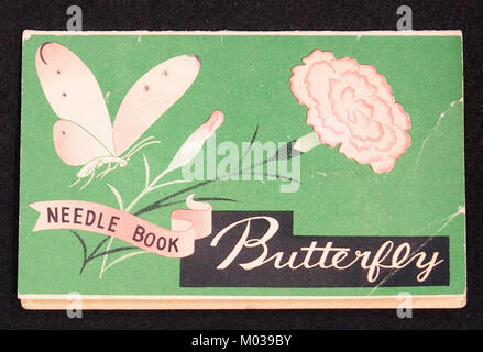 Cette image montre un livre d'aiguilles papillon, un outil médical utilisé pour la ponction veineuse dans les prélèvements sanguins ou les procédures intraveineuses. La conception du livre permet un rangement et une organisation faciles des aiguilles. Banque D'Images