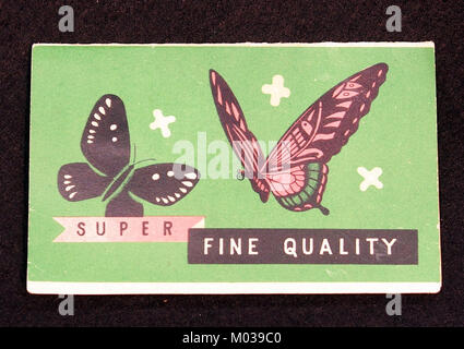 Une photographie rapprochée d'un livre d'aiguilles papillon, montrant l'outil médical utilisé pour administrer des injections ou prélever du sang. Le livre à aiguilles est conçu pour un accès facile et un stockage de sécurité des aiguilles. Banque D'Images