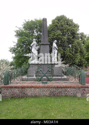 Le Monument aux morts de Bucilly, dans l'Aisne, commémore les soldats tombés au combat lors de diverses guerres, notamment celles de 1870, de la seconde Guerre mondiale (1939-45) et des conflits ultérieurs en 1958 et 1986. Il rend hommage aux vies perdues au cours de ces périodes historiques importantes. Banque D'Images