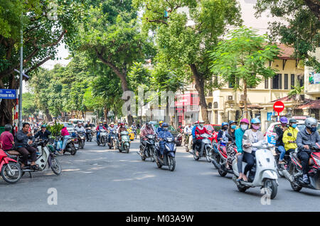 Hanoi, Vietnam - Octobre 31 ,2017 : vue sur le trafic important avec les motos et les véhicules de vieux quartier de Hanoi, capitale du Vietnam. Banque D'Images