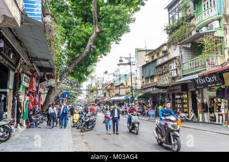 Hanoi, Vietnam - Novembre 5,2017 : Voir la circulation en moto et en trishaw vieux quartier de Hanoi, capitale du Vietnam. Banque D'Images