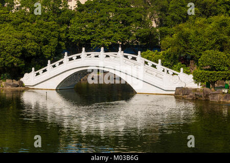 Un pont en arc chinois blanc typique dans le parc qui entoure le Chiang Kai-shek Memorial Hall à Taipei, Taiwan. Banque D'Images