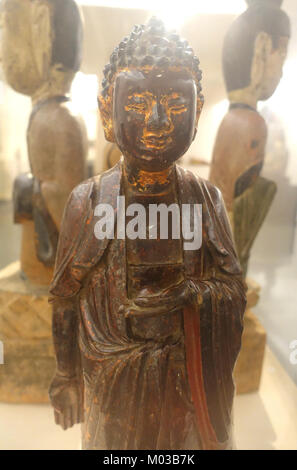 Bouddha debout sur un trône de lotus, bois - Vietnam National Museum of Fine Arts - Hanoi, Vietnam - DSC04890 Banque D'Images