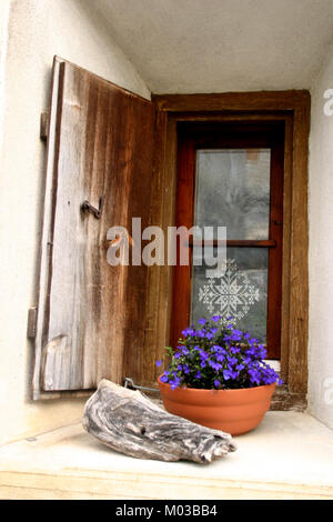 Magnifiquement ornés de fenêtre dans le village de Guarda, Suisse Banque D'Images