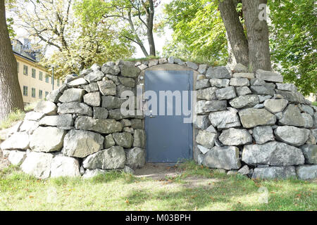 Cette image représente un bunker situé à Svensksundsparken, Stockholm, Suède. Le bunker est un vestige d'une période historique, donnant un aperçu de l'histoire militaire de la Suède. Banque D'Images