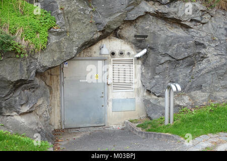 Photographie d'un bunker situé à Svensksundsparken, Stockholm, Suède. La structure est un vestige du milieu du XXe siècle, reflétant l'histoire militaire de la région. Banque D'Images
