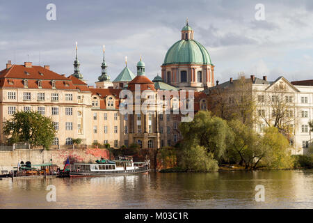 Prague et la rivière Vltava vue depuis la rivière. Banque D'Images
