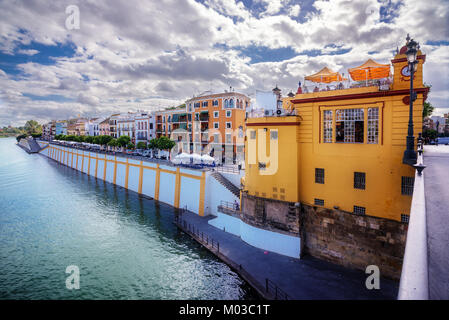 Le vieux phare de Triana et les maisons colorées de la rive du fleuve Guadalquivir à Séville, Espagne Banque D'Images