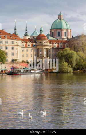 Prague et la rivière Vltava vue depuis la rivière. Banque D'Images