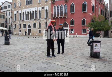 Venise (Venezia) Italie, Octobre 18, 2017 - Un couple des Gondoliers de Venise avec leurs robes typiques. Banque D'Images