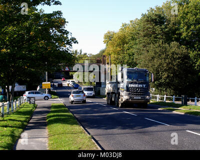 Le trafic le long Bridge Road en Bursledon, Hampshire, England, UK Banque D'Images