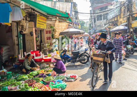 'Hanoi, Vietnam - Nov 2,2017 : vie quotidienne des locaux de la rue du marché le matin à Hanoi, Vietnam. Une foule d'acheteurs et de vendeurs dans le marché. Banque D'Images