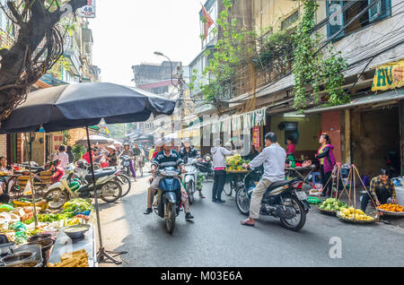 'Hanoi, Vietnam - Nov 2,2017 : vie quotidienne des locaux de la rue du marché le matin à Hanoi, Vietnam. Une foule d'acheteurs et de vendeurs dans le marché. Banque D'Images