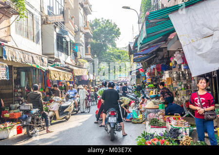 'Hanoi, Vietnam - Nov 2,2017 : vie quotidienne des locaux de la rue du marché le matin à Hanoi, Vietnam. Une foule d'acheteurs et de vendeurs dans le marché. Banque D'Images