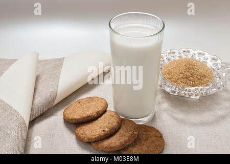 Verre de lait avec des biscuits d'en haut Banque D'Images