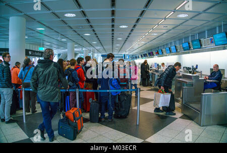 Munich, Allemagne - 14 octobre 2017 : Les passagers font la queue pour l'enregistrement et le transfert des bagages enregistrés Banque D'Images