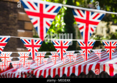 Union Jack flag bunting triangulaire accroché dans une rue, une ambiance festive decorations in London England UK Banque D'Images