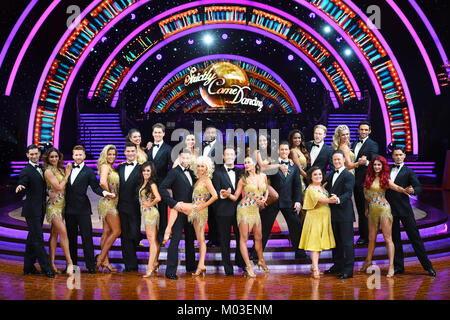 Gemma Atkinson et Aljaz Skorjanec, Debbie McGee et Giovanni Pernice, Joe McFadden et Katya Jones, Alexandra Burke et Gorka Marquez, Susan Calman et Kevin Clifton, Davood Ghadami et Nadiya Bychkova et Jonnie Peacock et Oti Mabus lors du lancement du Strictly Come Dancing Live Tour à Birmingham Arena. Banque D'Images