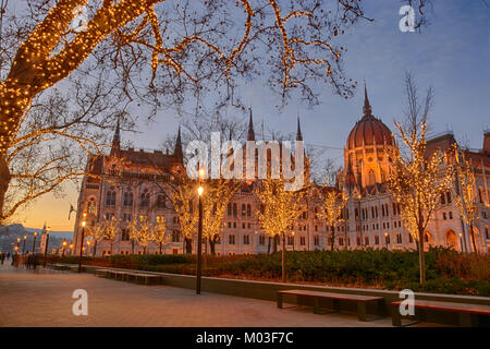 Bâtiment du Parlement européen, les arbres illuminés, la veille de Noël, Budapest Banque D'Images