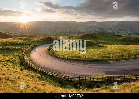 Route sinueuse Coucher du soleil à Mam Tor - Peak District Banque D'Images