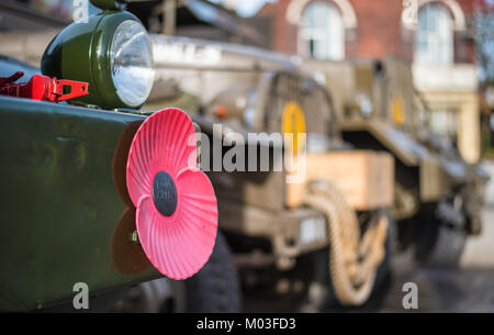 Coquelicot sur un véhicule des forces armées Banque D'Images