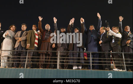 Les partisans de l'Awami Pakistan Tehreek (PAT), Parti du peuple pakistanais (PPP) et le Pakistan Tehreek-e-Insaf (PTI) de mettre leurs drapeaux de parti ils protestent contre la tragédie et la ville modèle pour la justice une manifestation de protestation contre le gouvernement se sont réunis à Lahore le 17 janvier 2018. Les manifestants ont demandé la démission du ministre en chef du Pendjab pakistanais Shahbaz Sharif et la Loi Ministre Rana Sanaullah comme ils les tenir responsables de l'assassinat de plus d'une douzaine de PAT partisans pendant une prétendue opération anti-envahissement par la police à l'extérieur Qadri, s résidence. (Photo par Rana Sajid Hussain /Pacific Press) Banque D'Images