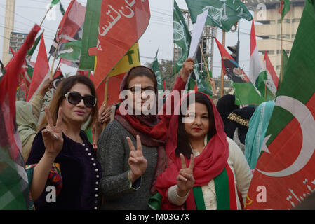 Les partisans de l'Awami Pakistan Tehreek (PAT), Parti du peuple pakistanais (PPP) et le Pakistan Tehreek-e-Insaf (PTI) de mettre leurs drapeaux de parti ils protestent contre la tragédie et la ville modèle pour la justice une manifestation de protestation contre le gouvernement se sont réunis à Lahore le 17 janvier 2018. Les manifestants ont demandé la démission du ministre en chef du Pendjab pakistanais Shahbaz Sharif et la Loi Ministre Rana Sanaullah comme ils les tenir responsables de l'assassinat de plus d'une douzaine de PAT partisans pendant une prétendue opération anti-envahissement par la police à l'extérieur Qadri, s résidence. (Photo par Rana Sajid Hussain /Pacific Press) Banque D'Images