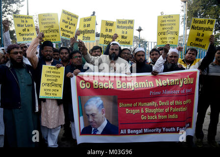 Kolkata, Inde. 18 janvier, 2018. Militant musulman indien de tous les jeunes des minorités en Inde Russie shout slogan contre le Premier ministre israélien Benjamin Netanyahu au cours de la protestation contre Benjamin Netanyahu visite officielle en Inde. Activiste de tous les jeunes des minorités en Inde Russie manifestations contre la visite officielle du Premier ministre israélien Benjamin Netanyahu en Inde. Credit : Saikat Paul/Pacific Press/Alamy Live News Banque D'Images