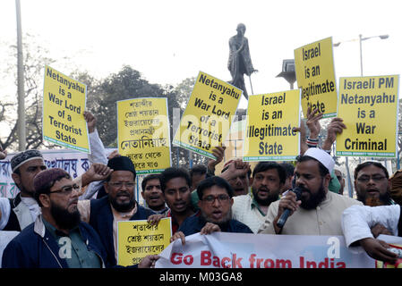 Kolkata, Inde. 18 janvier, 2018. Militant musulman indien de tous les jeunes des minorités en Inde Russie shout slogan contre le Premier ministre israélien Benjamin Netanyahu au cours de la protestation contre Benjamin Netanyahu visite officielle en Inde. Activiste de tous les jeunes des minorités en Inde Russie manifestations contre la visite officielle du Premier ministre israélien Benjamin Netanyahu en Inde. Credit : Saikat Paul/Pacific Press/Alamy Live News Banque D'Images