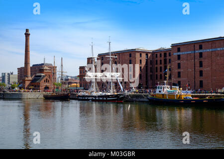 Dock de Liverpool avec le grand voilier amarré dans le port. Le brick est royaliste, un navire de formation administré par les cadets de la marine. Banque D'Images