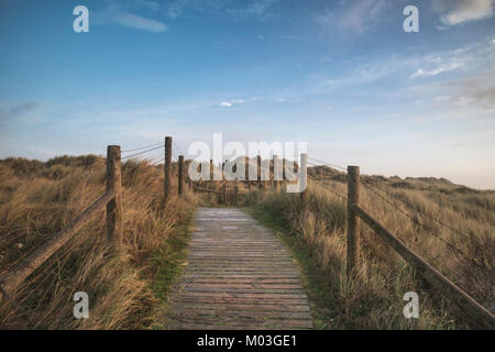 Lever du soleil image paysage de dunes de sable système sur plage avec promenade en bois Banque D'Images