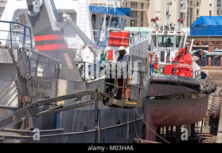 V&A Waterfront Cape Town Afrique du Sud, décembre 2017. Worker une grue dans la région de dry dock. Banque D'Images