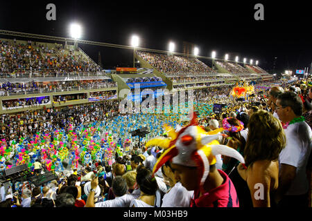 L'observation du public une présentation de l'école de samba au Sambodrome de Rio de Janeiro, Brésil carnaval Banque D'Images