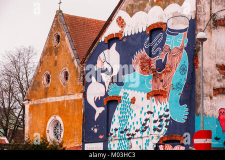 Parnu, Estonie. Des graffitis ou des peintures murales sur le mur de la vieille maison. Banque D'Images