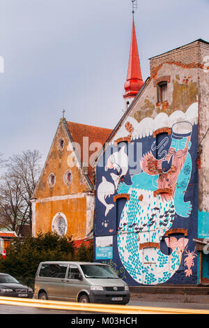 Parnu, Estonie. Des graffitis ou des peintures murales sur le mur de la vieille maison. Banque D'Images