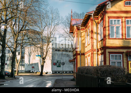 Parnu, Estonie. Avis de musée d'Art moderne et ancienne en bois maison à deux étages sur la rue de Nikolai. Banque D'Images