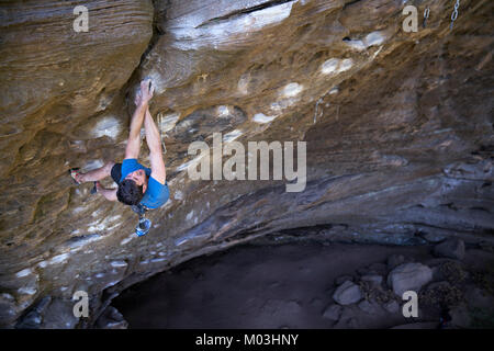 Un homme passe le disque section sur une montée dans la gorge de la rivière Rouge, au Kentucky. Banque D'Images